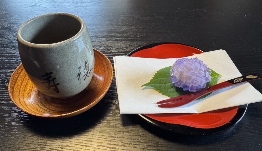 茶礼でのお茶と和菓子